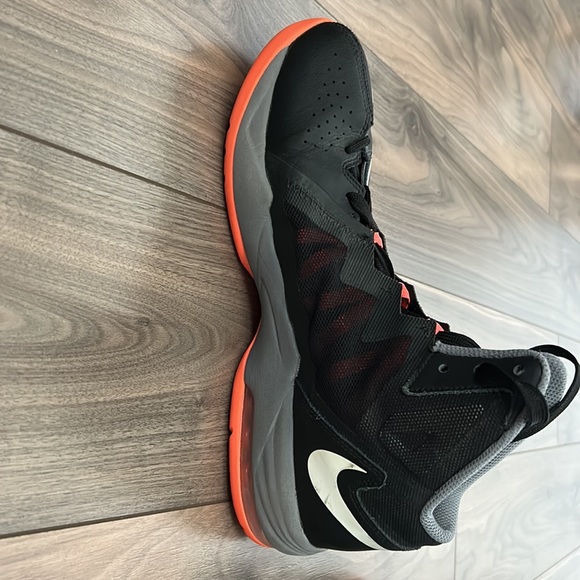 Nike AirMax stutter step 2 men’s basketball shoes. - Picture 3 of 3